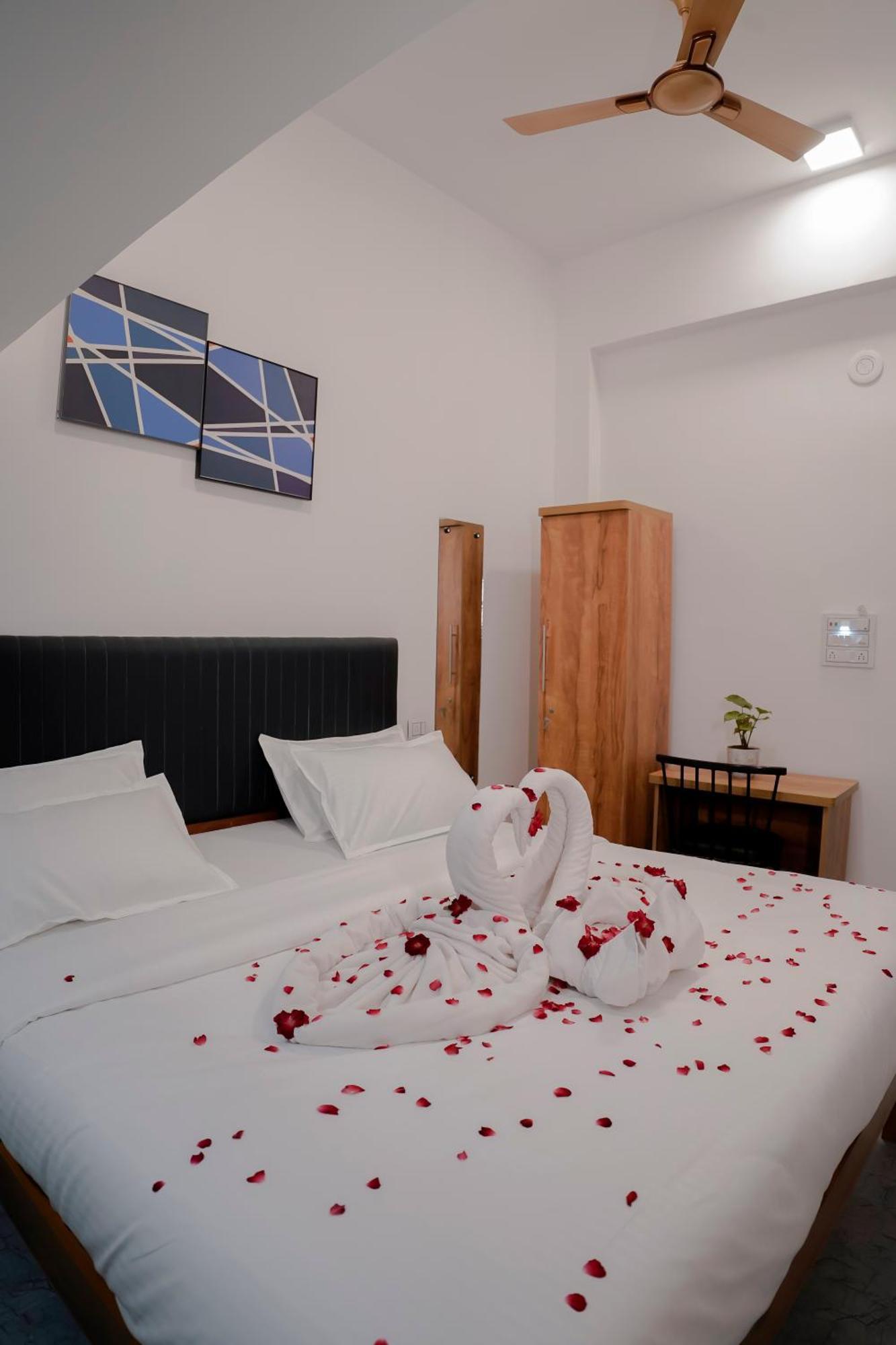 Hotel Royal Accord Surat Eksteriør billede