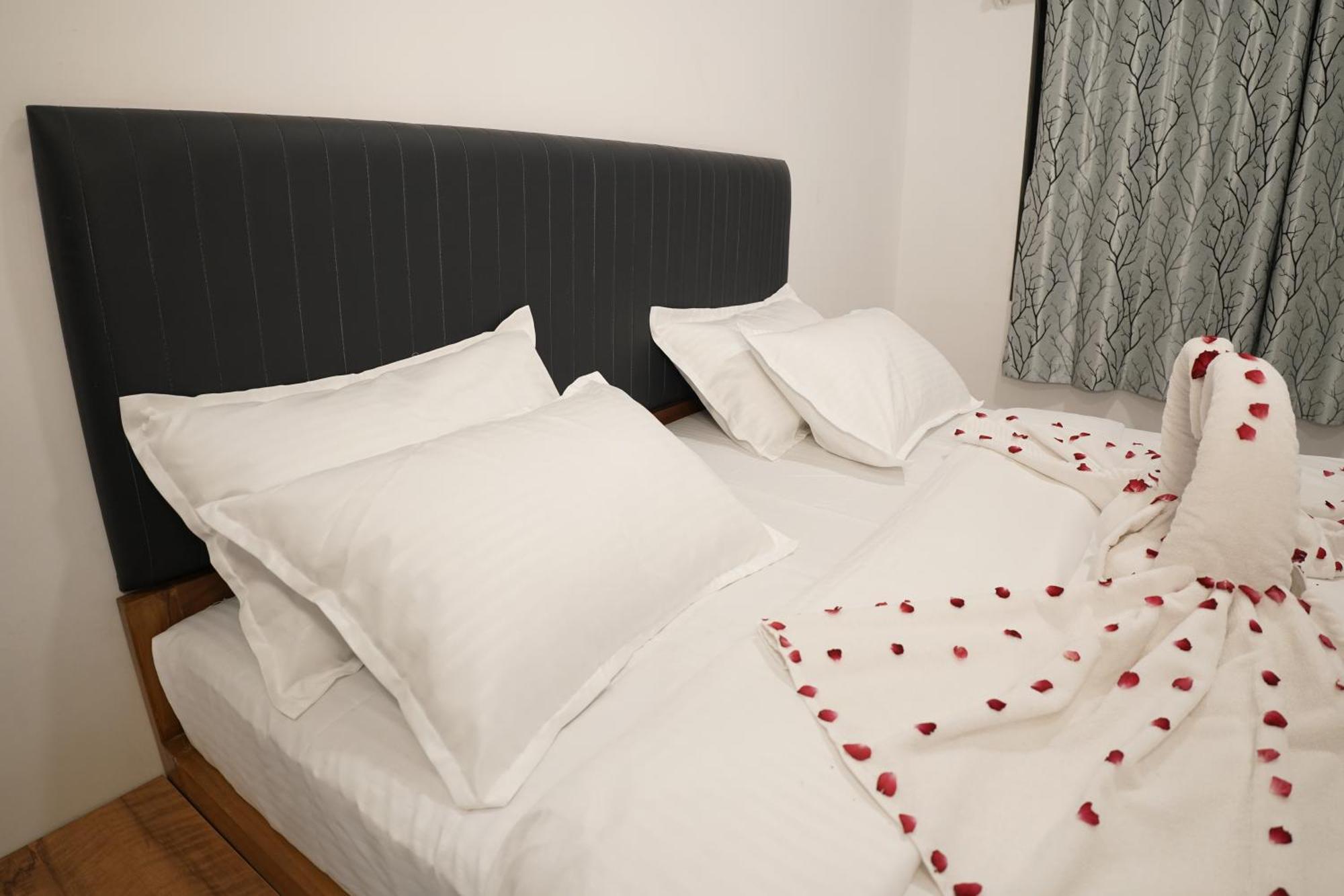 Hotel Royal Accord Surat Eksteriør billede